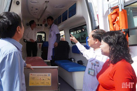 Agribank tặng xe cứu thương cho Trung tâm Y tế Tiên Điền