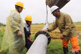 Gấp rút khôi phục lưới điện sau dông lốc ở Hà Tĩnh