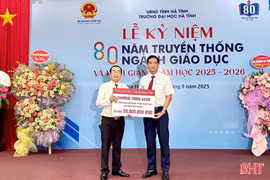 Agribank Chi nhánh Hà Tĩnh tặng 2 tỷ đồng cho các trường khắc phục hậu quả bão số 5