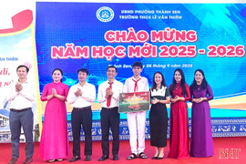 Vietcombank Hà Tĩnh tặng 500 suất học bổng “Cùng em tiến bước”