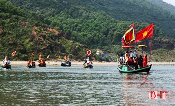 Hơn 100 tay chèo tranh tài đua thuyền trên sông Cửa Sót
