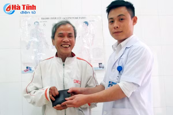 nhan vien y te tra lai vi tien nhat duoc cho benh nhan