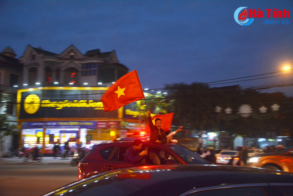 nguoi dan ha tinh xuong duong mung chien thang lich su cua u23 viet nam