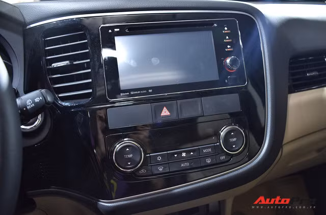 chi tiet mitsubishi outlander lap rap trong nuoc gia tu 808 trieu dong