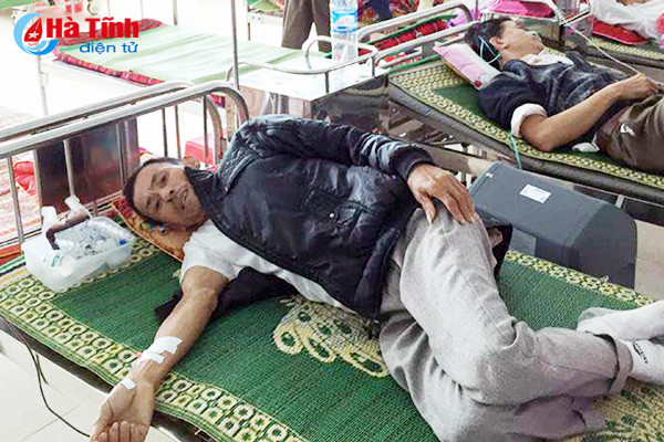 2 can bo doan tx hong linh truc tiep hien mau cuu song benh nhan