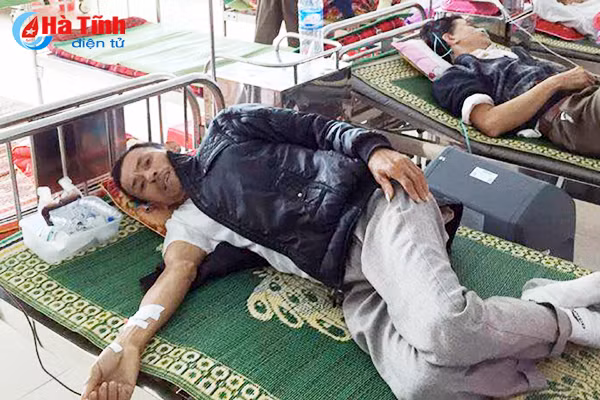 2 can bo doan tx hong linh truc tiep hien mau cuu song benh nhan