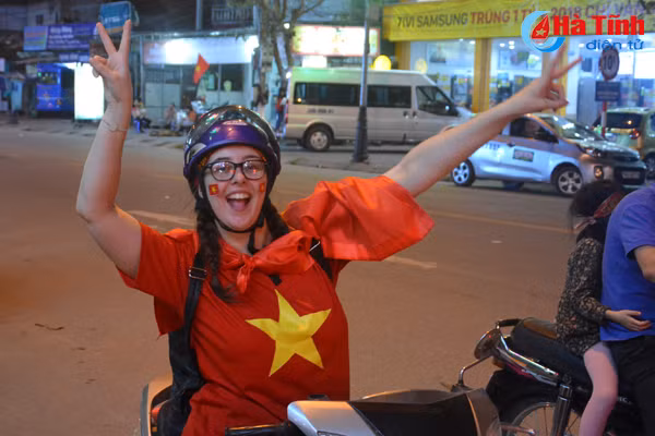 Cổ động viên nhuộm đỏ Thành Sen dù Việt Nam chỉ giành á quân U23 Châu Á