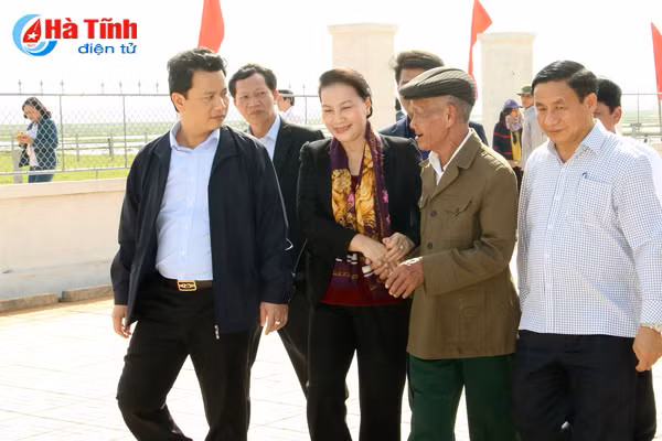 chu tich quoc hoi doi song nguoi dan ngay cang kham kha tinh lang nghia xom gan bo keo son