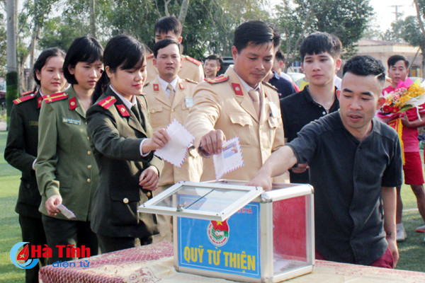 hon 70 trieu dong ung ho giai bong da gay quy tu thien