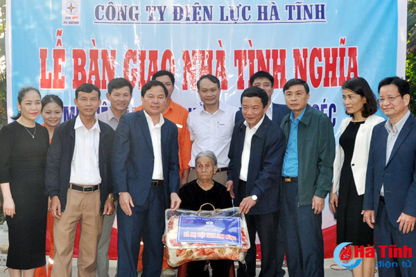 dien luc ha tinh ban giao nha tinh nghia cho me vnah