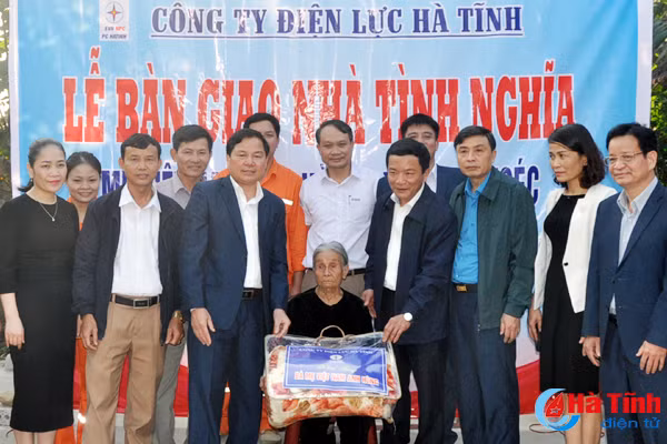 dien luc ha tinh ban giao nha tinh nghia cho me vnah