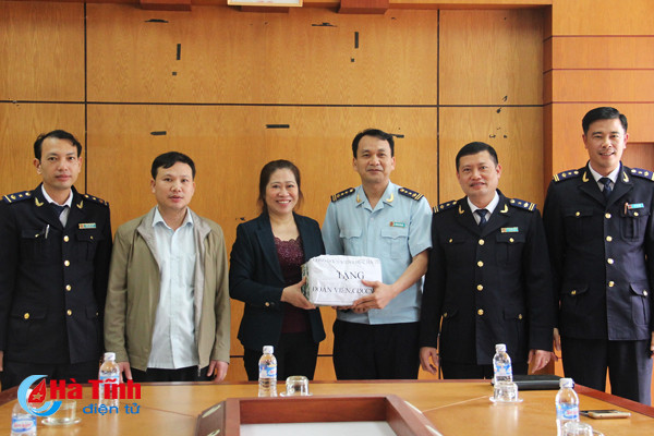 trao qua me viet nam anh hung gia dinh dac biet kho khan