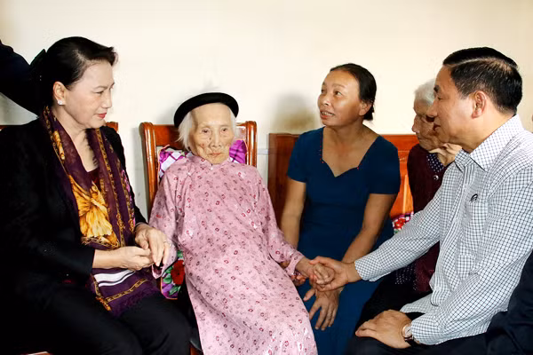 chu tich quoc hoi doi song nguoi dan ngay cang kham kha tinh lang nghia xom gan bo keo son