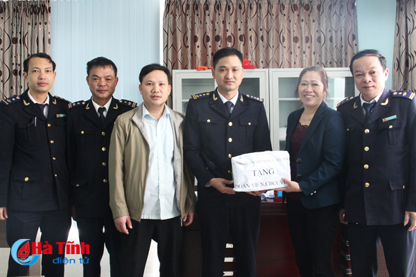 trao qua me viet nam anh hung gia dinh dac biet kho khan