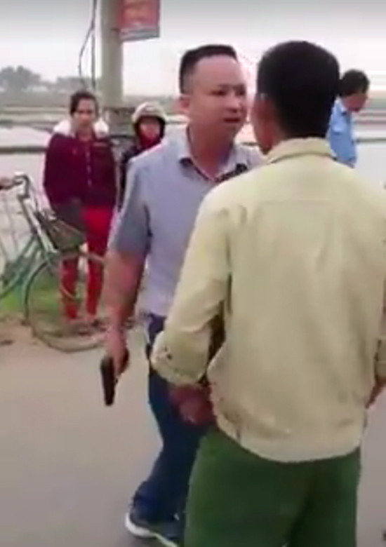 phat 38 trieu dong doi voi lai xe rut sung nhua uy hiep nguoi sau va cham giao thong