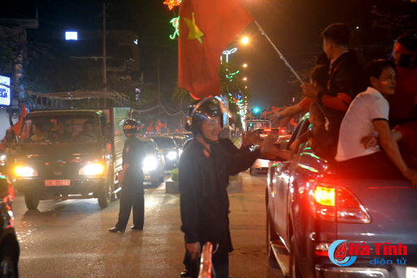 Cổ động viên nhuộm đỏ Thành Sen dù Việt Nam chỉ giành á quân U23 Châu Á