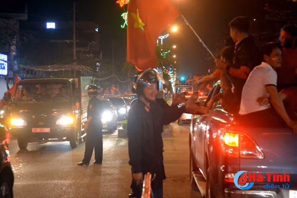 Cổ động viên nhuộm đỏ Thành Sen dù Việt Nam chỉ giành á quân U23 Châu Á