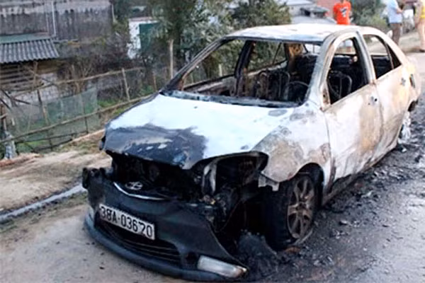 dang luu thong toyota vios bat ngo boc chay tro khung