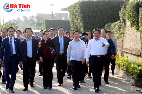 chu tich quoc hoi doi song nguoi dan ngay cang kham kha tinh lang nghia xom gan bo keo son