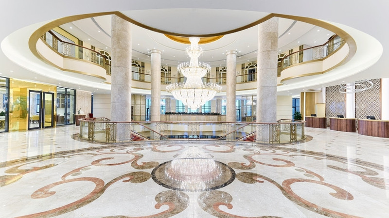 Nằm ở vị trí đắc địa tại bãi biển Non Nước xinh đẹp, nằm giữa trung tâm thành phố Đà Nẵng và phố cổ Hội An, cách sân bay quốc tế chỉ 20 phút đi xe, khu resort được đánh giá cao và sẽ là lựa chọn tối ưu cho khách du lịch khi tới với bãi biển nằm trong top đẹp nhất hành tinh. khu nghi duong dau tien tai dong nam a dat chuan sheraton grand resort