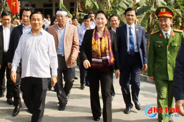 chu tich quoc hoi doi song nguoi dan ngay cang kham kha tinh lang nghia xom gan bo keo son