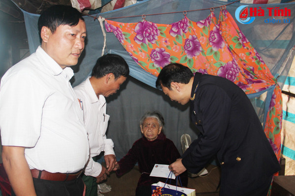 trao qua me viet nam anh hung gia dinh dac biet kho khan