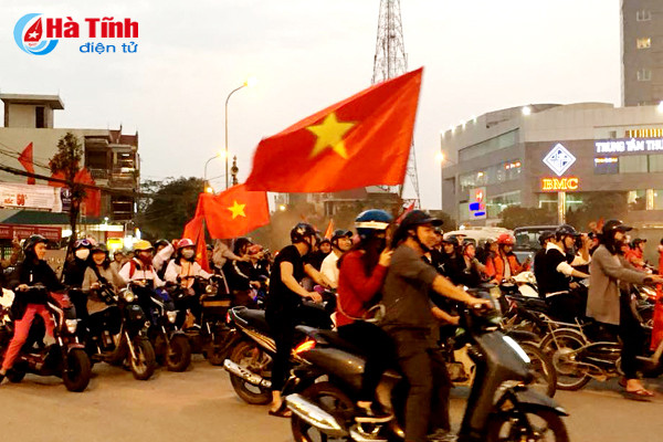 nguoi dan ha tinh xuong duong mung chien thang lich su cua u23 viet nam