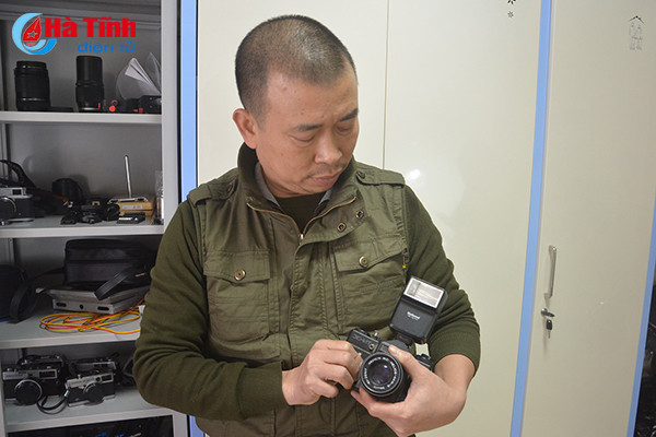 giam doc doanh nghiep khoe bo suu tap may anh co quy hiem