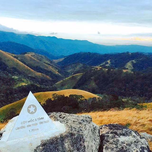 me man voi mua co chay o cung duong trekking dep nhat viet nam