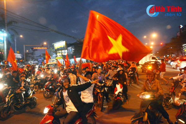 nguoi dan ha tinh xuong duong mung chien thang lich su cua u23 viet nam