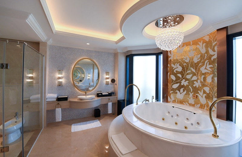 Phòng tắm lớn được thiết kế rộng lớn với tông màu vàng hoàng gia, nội thất bày biện tỉ mỉ mang đậm trường phái sang trọng. khu nghi duong dau tien tai dong nam a dat chuan sheraton grand resort