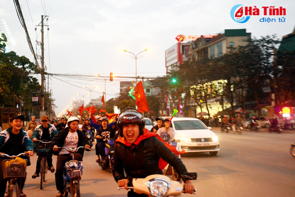 nguoi dan ha tinh xuong duong mung chien thang lich su cua u23 viet nam