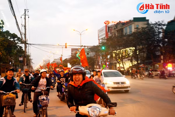 nguoi dan ha tinh xuong duong mung chien thang lich su cua u23 viet nam
