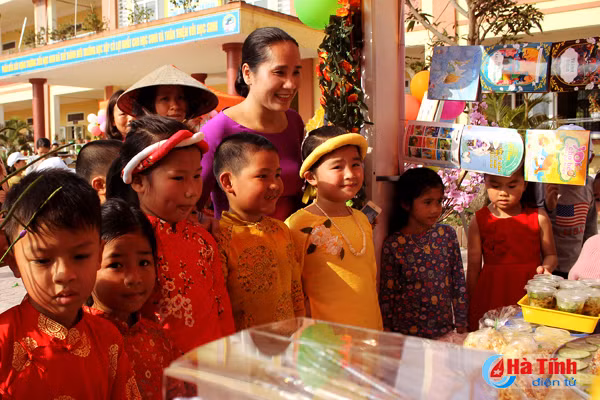 ron rang hoi cho xuan giup ban ngheo vui tet