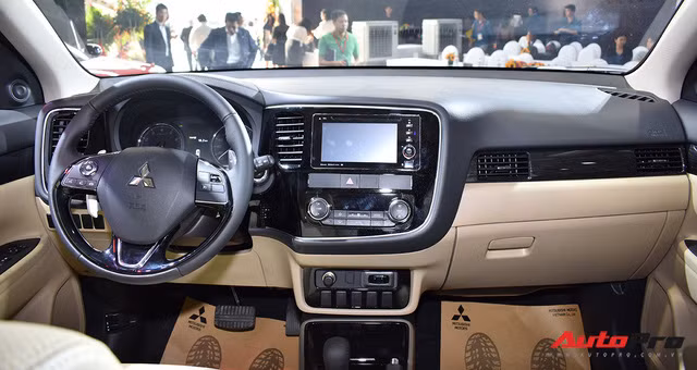 chi tiet mitsubishi outlander lap rap trong nuoc gia tu 808 trieu dong