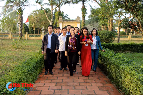 chu tich quoc hoi doi song nguoi dan ngay cang kham kha tinh lang nghia xom gan bo keo son