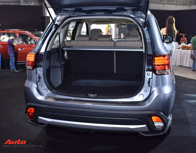 chi tiet mitsubishi outlander lap rap trong nuoc gia tu 808 trieu dong