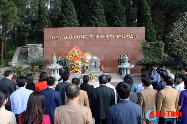 chu tich quoc hoi doi song nguoi dan ngay cang kham kha tinh lang nghia xom gan bo keo son