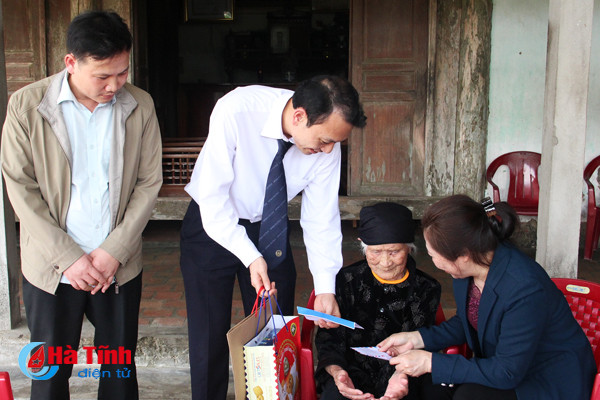 trao qua me viet nam anh hung gia dinh dac biet kho khan