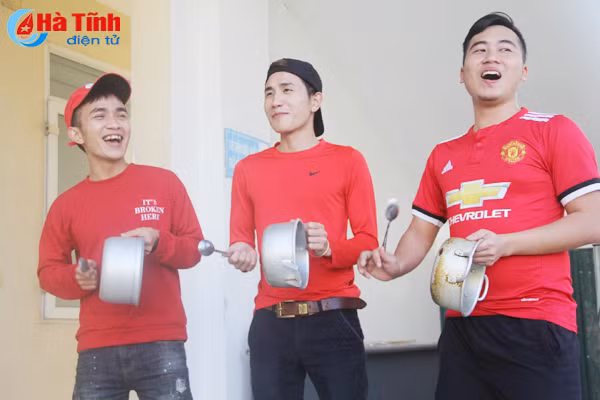 Người hâm mộ Hà Tĩnh hứng khởi cổ vũ U23 Việt Nam