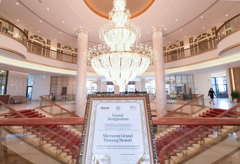 Sheraton Grand Đà Nẵng Resort cũng là công trình khách sạn được xây dựng với chất lượng và tốc độ nhanh kỷ lục với chỉ 14 tháng với sự tham gia của 21 nhà thầu lớn nhỏ khác nhau. Đã có những tháng công nhân đã chia 2 đến 3 ca làm việc, riêng tháng 6 đã có đến 90 ngày để làm việc. khu nghi duong dau tien tai dong nam a dat chuan sheraton grand resort