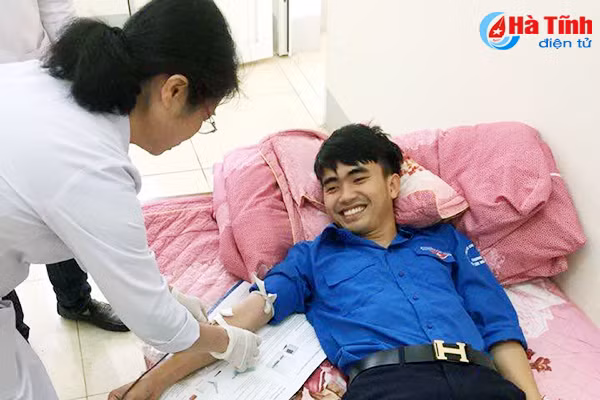 2 can bo doan tx hong linh truc tiep hien mau cuu song benh nhan