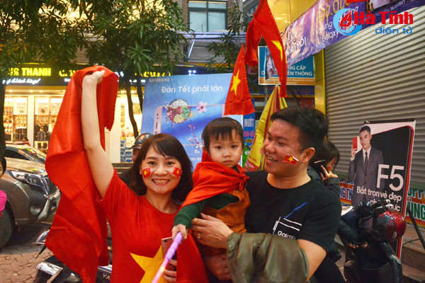 nguoi dan ha tinh xuong duong mung chien thang lich su cua u23 viet nam