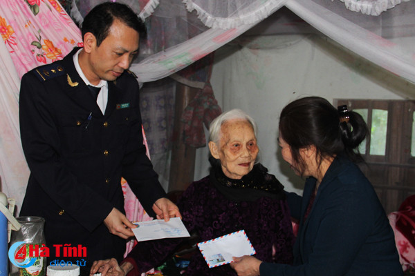 trao qua me viet nam anh hung gia dinh dac biet kho khan