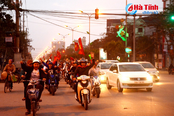 nguoi dan ha tinh xuong duong mung chien thang lich su cua u23 viet nam