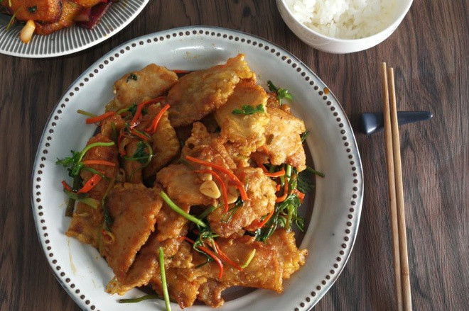 thit chien gion xao rau cu gian di ma troi com vo cung