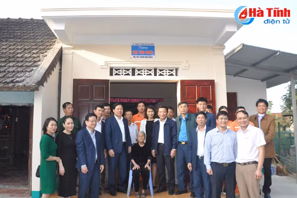 dien luc ha tinh ban giao nha tinh nghia cho me vnah