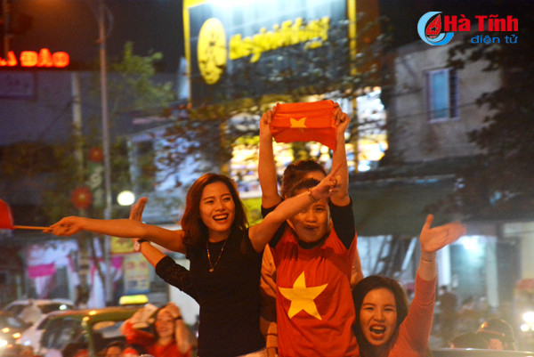 nguoi dan ha tinh xuong duong mung chien thang lich su cua u23 viet nam
