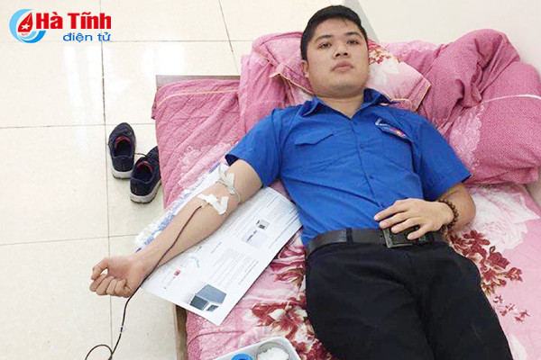 2 can bo doan tx hong linh truc tiep hien mau cuu song benh nhan