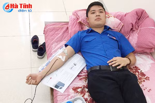 2 can bo doan tx hong linh truc tiep hien mau cuu song benh nhan